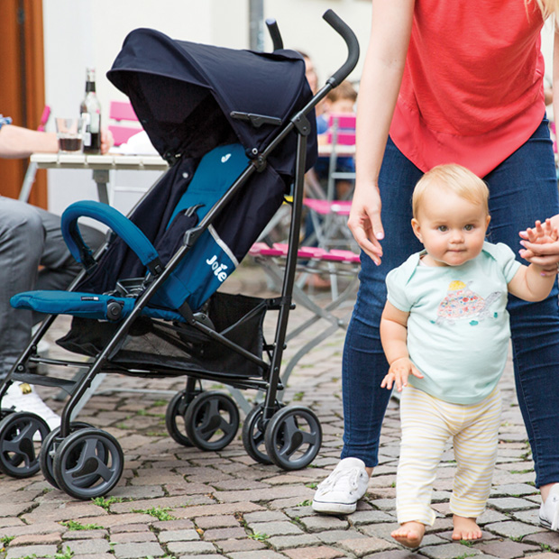 Bambino che fa i primi passi senza passeggino