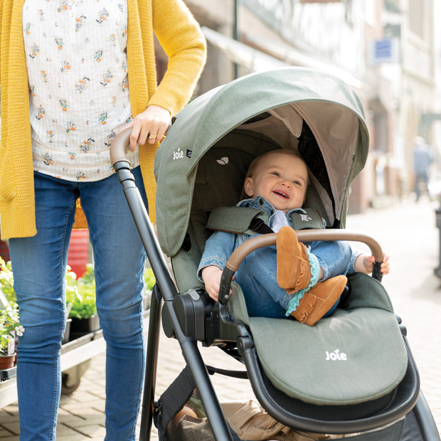 Il passeggino Joie Versatrax fronte strada