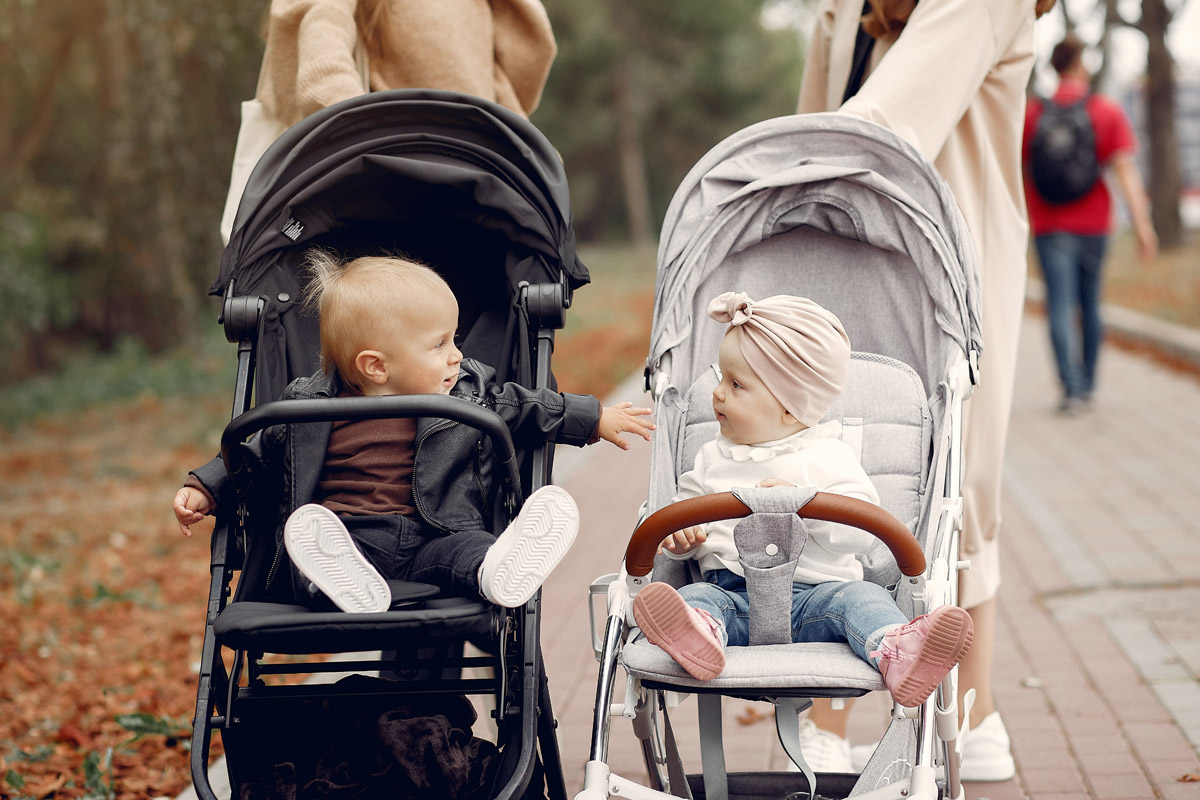 Due bambini a passeggio nel loro passeggino - Dopo quanti giorni pu uscire di casa il neonato