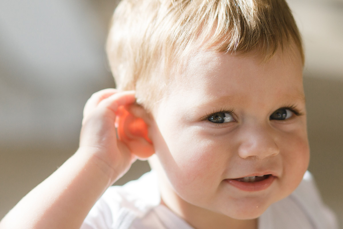 Le cure primarie del neonato - Bimbo che si tocca l'orecchio - come pulire le orecchie dei bambini piccoli