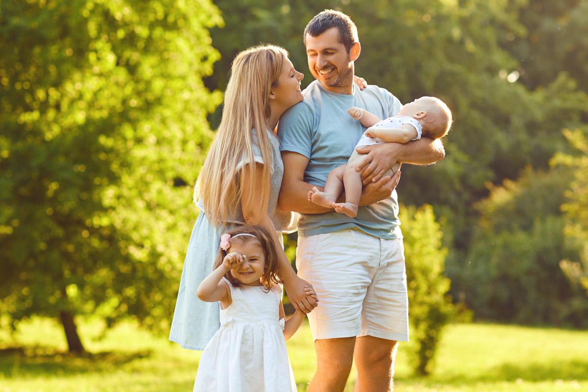 Famiglia che passeggia all'aria aperta - i benefici di stare all'aria aperta