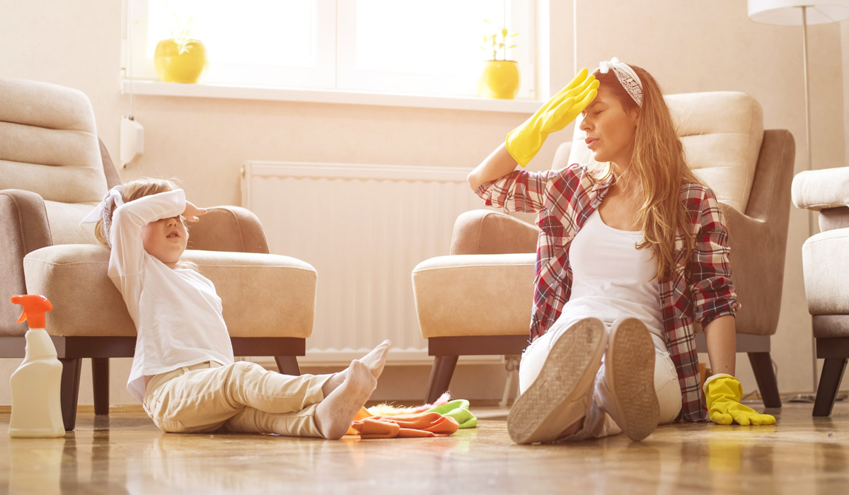 Mamma e bambino che hanno pulito la stanza - l'igiene degli ambienti