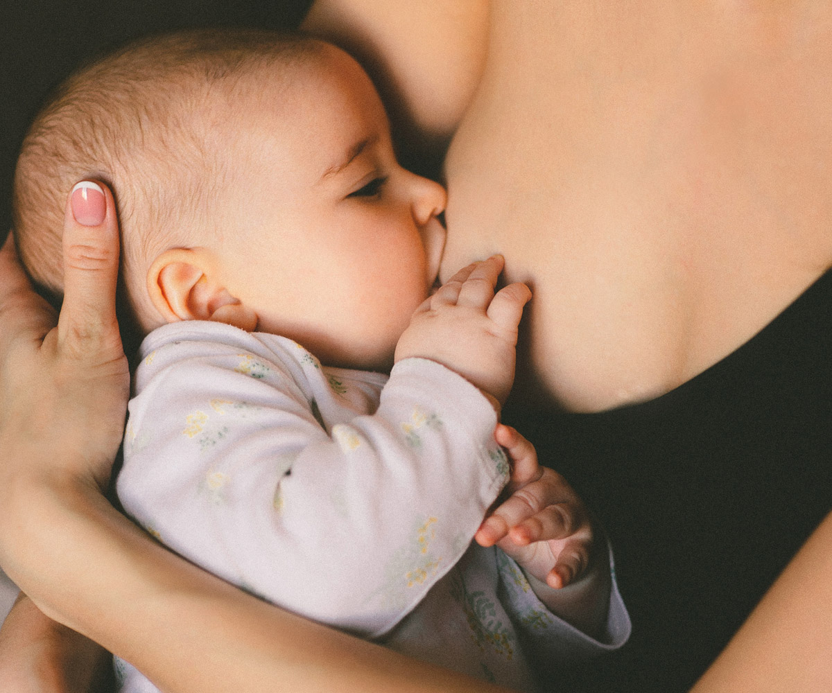 Momento della poppata di un neonato - l'allattamento al seno