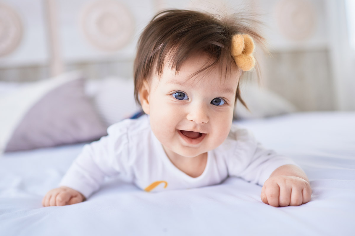 Bimba con fermaglio in testa - la cura dei capelli dei bambini