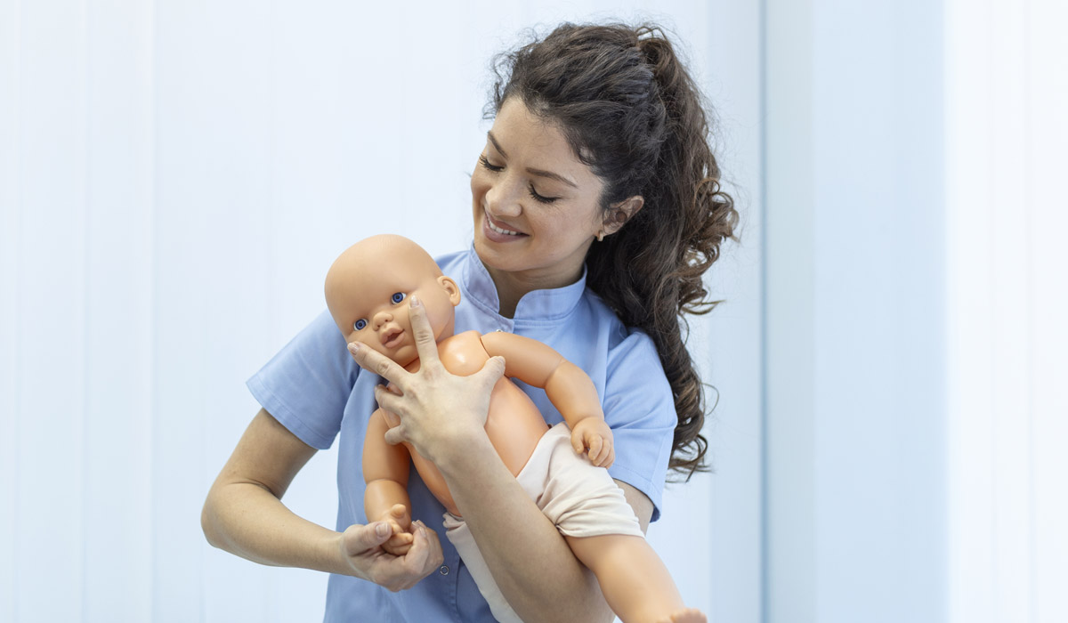 Dottoressa che spiega manovre di disostruzione pediatrica