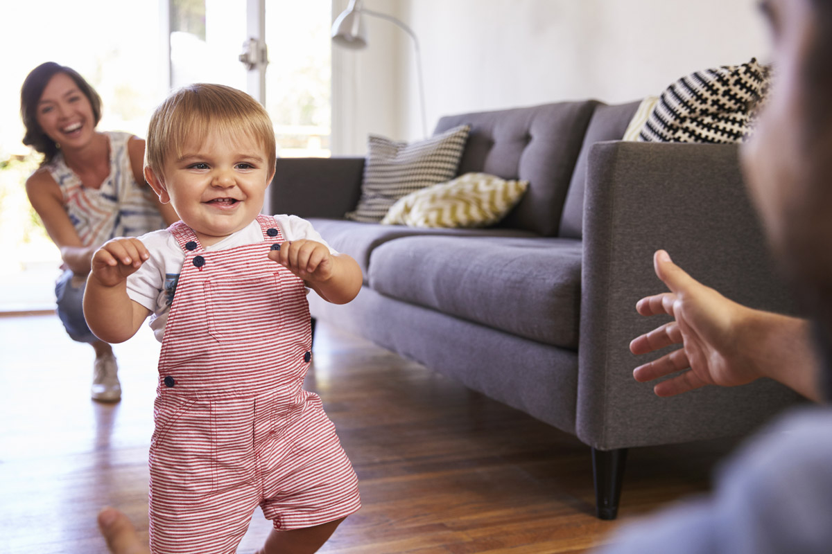 Bimbo che muove i primi passi - Lo sviluppo armonico del bambino