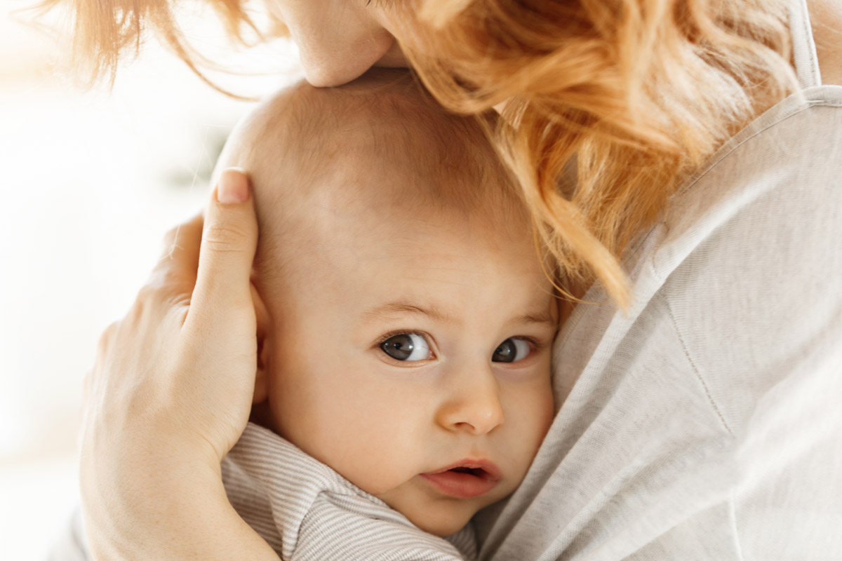 Mamma che abbraccia il suo bambino - La febbre 