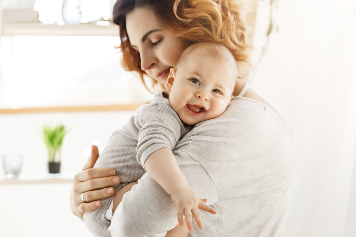 Mamma e neonato che si abbracciano - Bonding neonatale