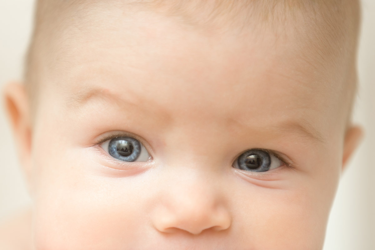 Le cure primarie del neonato - Bimbo con occhi azzurri - come pulire gli occhi del bambino
