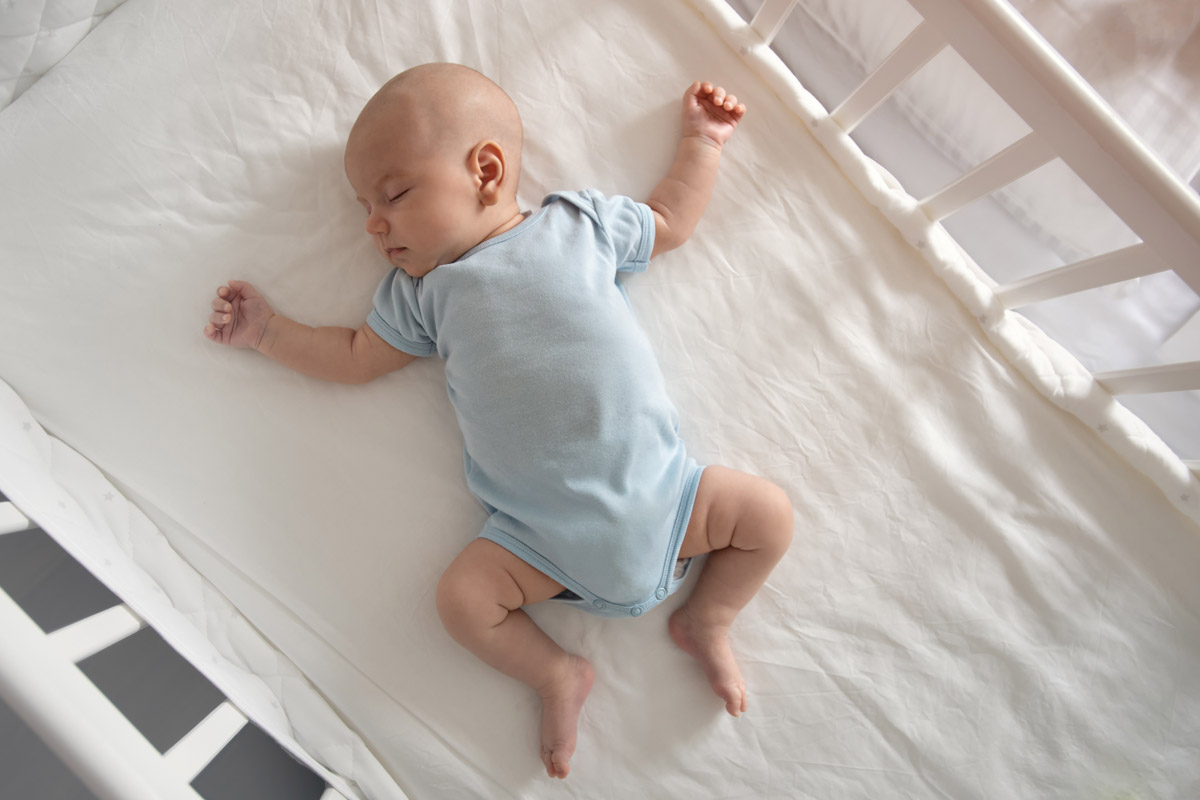 Neonato che dorme nella culla - tutti i vantaggi della buona nanna