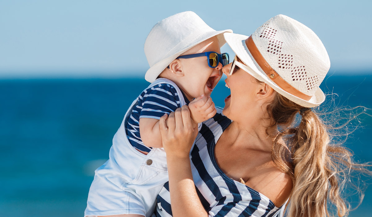 Mamma e bambino in spiagga - La vitamina D è importante per lo sviluppo