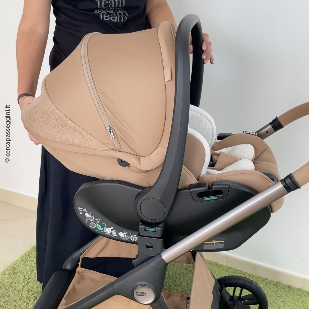 Chicco Trio Bellagio - colore Caramel - Vista del seggiolino auto First Seat Recline su telaio