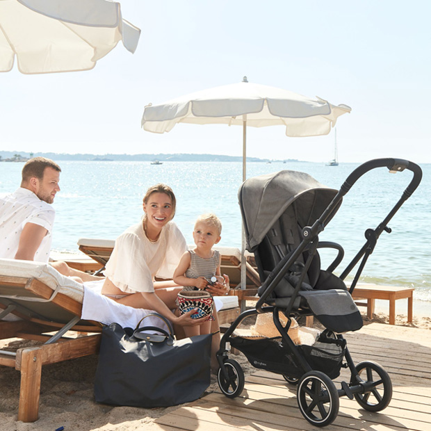 Famiglia con bambino fuori dal passeggino