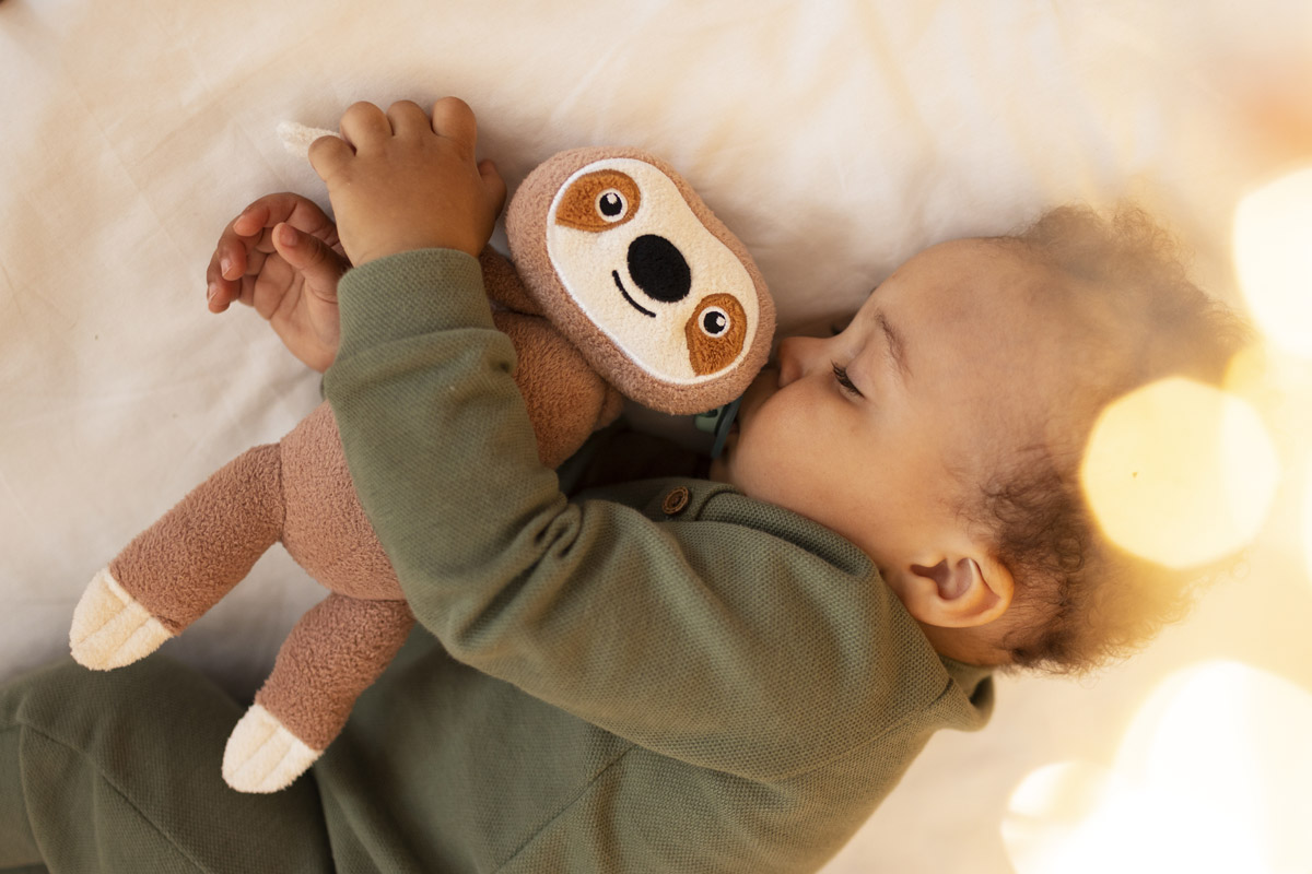 I pisolini del neonato - bambino dorme sereno abbracciato ad un peluche