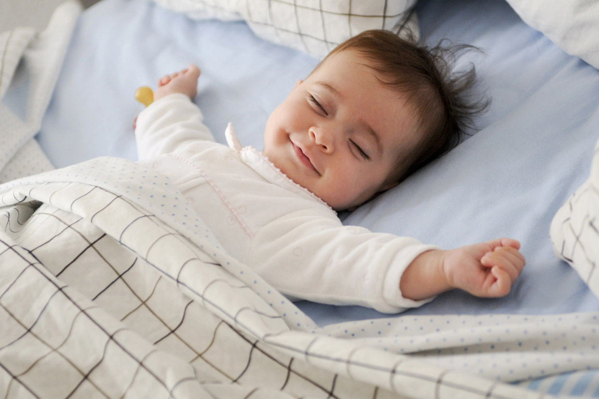 I pisolini dei neonati - bambino piccolo che dorme sereno