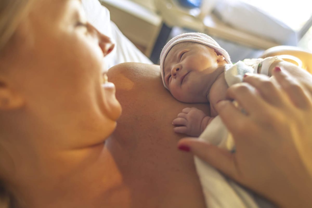 Neonato sul petto della mamma