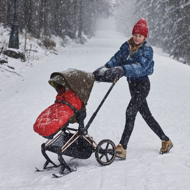 Passeggini per la montagna - passeggino Cybex Priam con accessori sci per camminare sulla neve