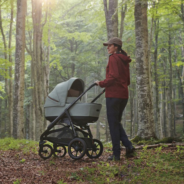 Passeggini per la montagna - Vista del passeggino Inglesina Aptica XT adatto per percorsi off-road