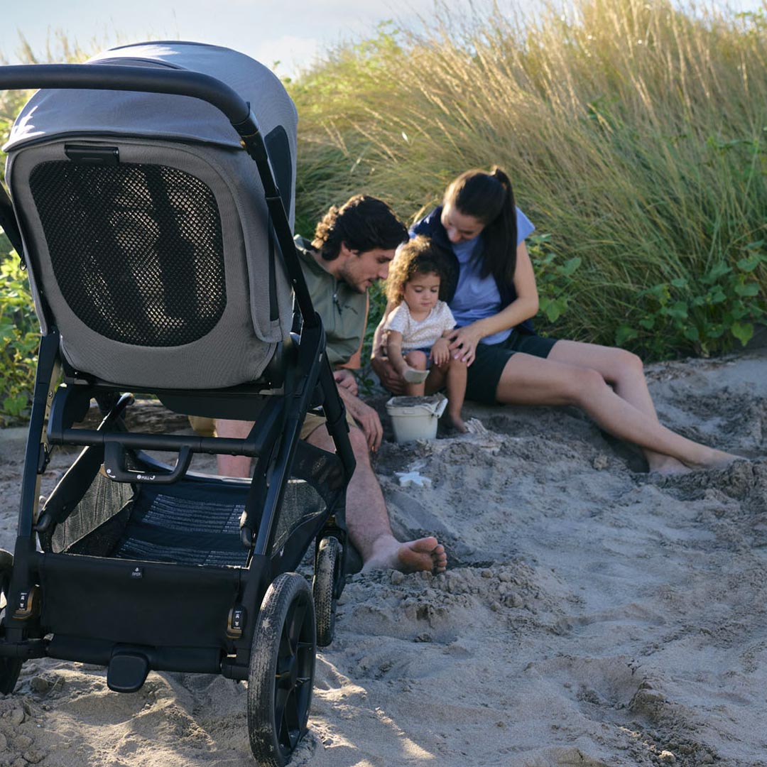 Un passeggino 4 ruote all terrain sulla sabbia