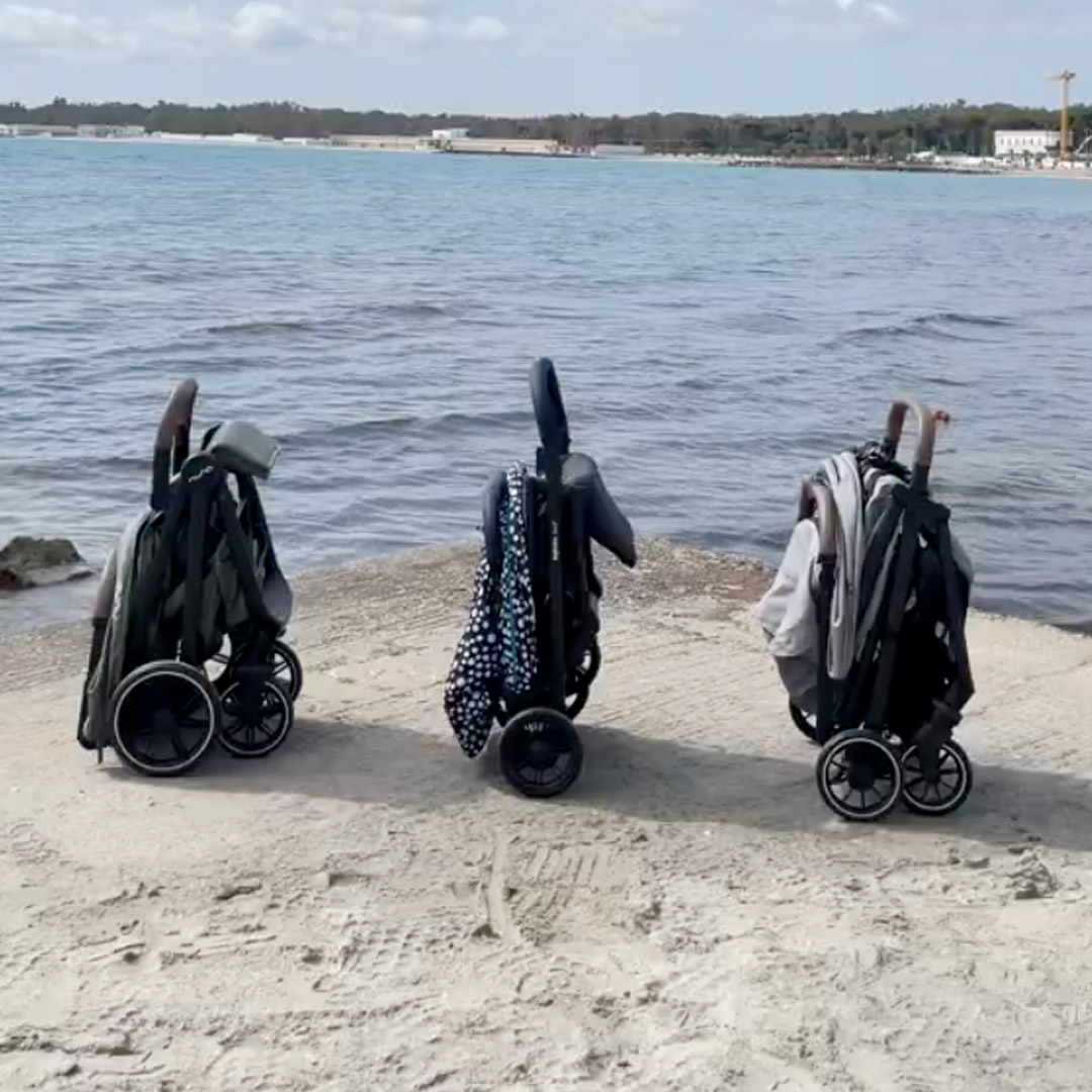 Esempi di passeggini leggeri ultracompatti in riva al mare
