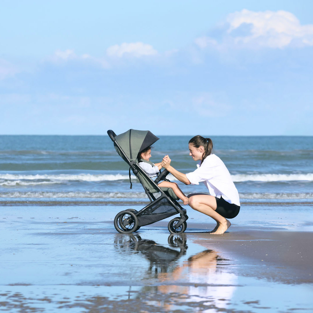 Un passeggino in spiaggia in riva al mare