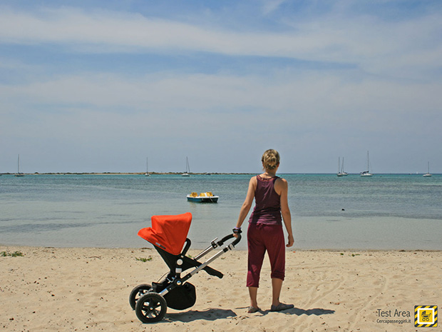 Esempio di un passeggino 4 ruote sulla spiaggia trascinato su 2 ruote come un trolley