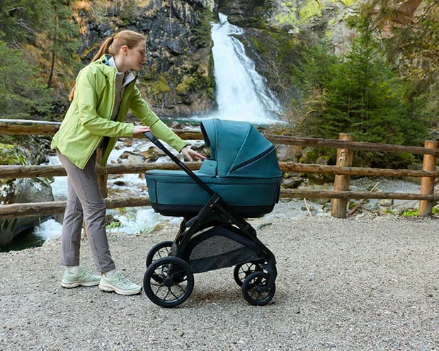 Inglesina Aptica XT System Quattro - collezione 2026 - vista del passeggino su percorso off road