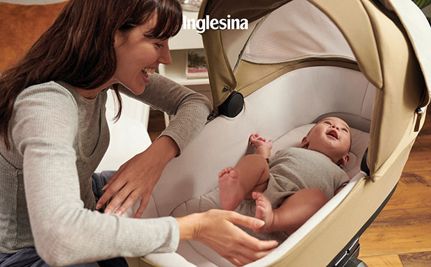 Inglesina Electa System Quattro Darwin Infant Recline - la Grande Culla con neonato sorridente