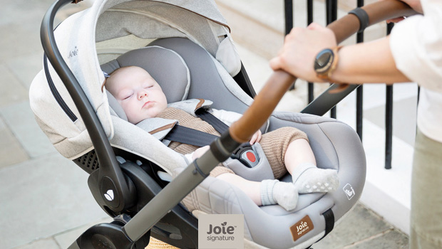 Joie Signature Trio Finiti Calmi R129 i-Level recline - Seggiolino auto i-Level recline agganciato al telaio del passeggino Finiti con schienale reclinato