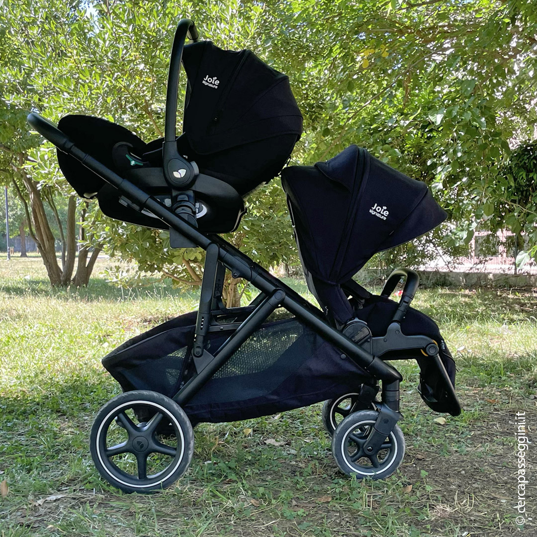 Joie Signature Versiti - Vista laterale con seggiolino i-Level Pro e seduta del passeggino