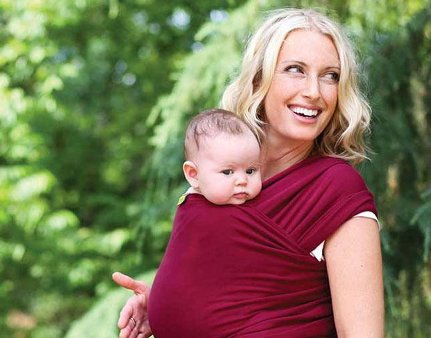 Mamma con bambino in fascia porta bebe