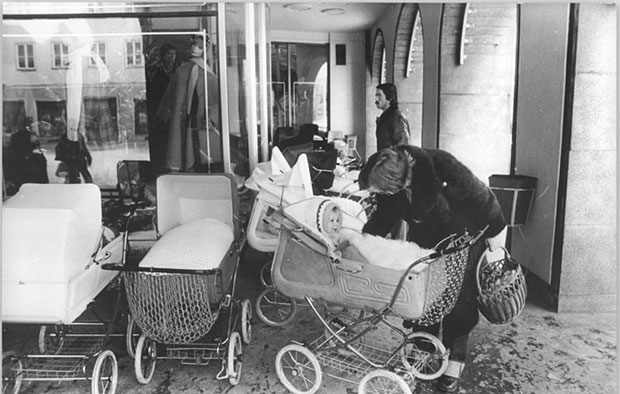 mamma con passeggino Bartocha Benno - 1980.jpg