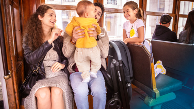 Un passeggino chiuso sull'autobus