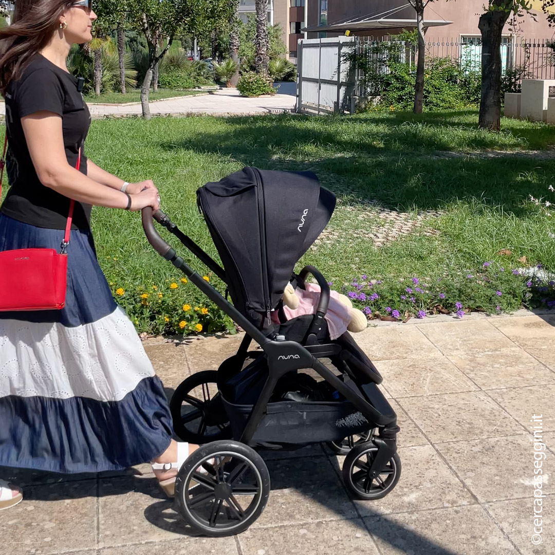 Nuna Triv lx - vista laterale durante una passeggiata primaverile