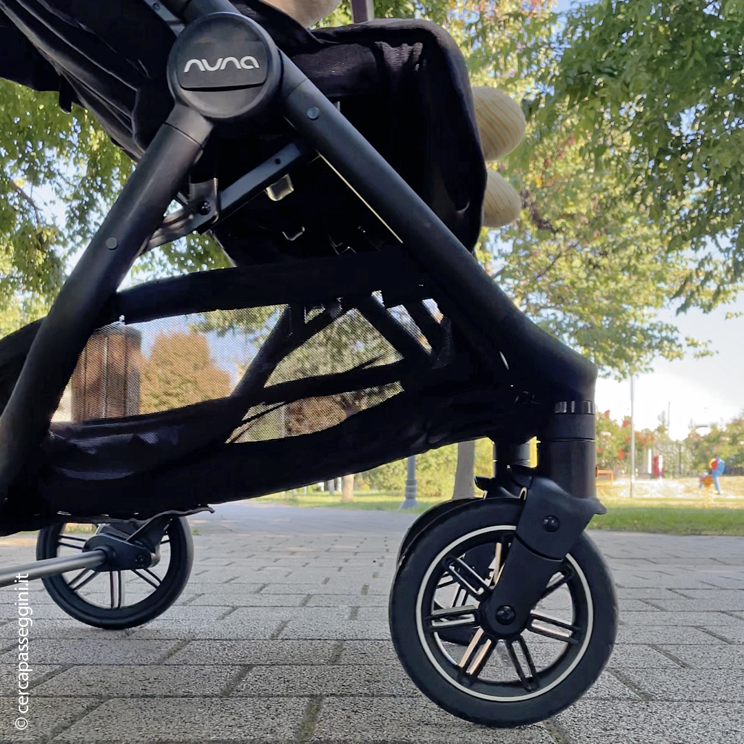 Nuna Trvl Dubl - dettaglio delle ruote durante una passeggiata