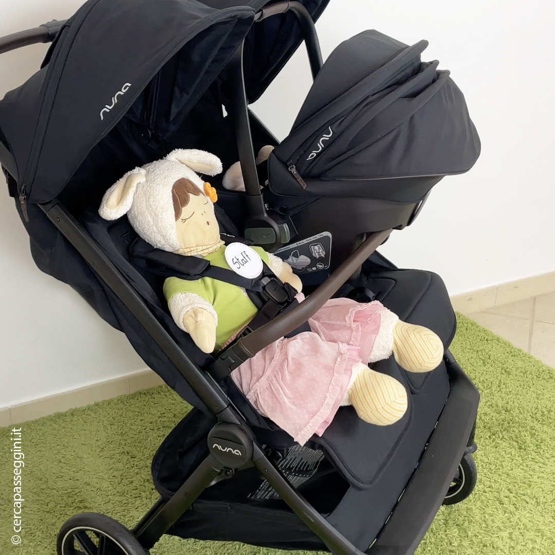 Nuna Trvl Dubl - vista della configurazione fratellare con seggiolino auto Pipa Urbn