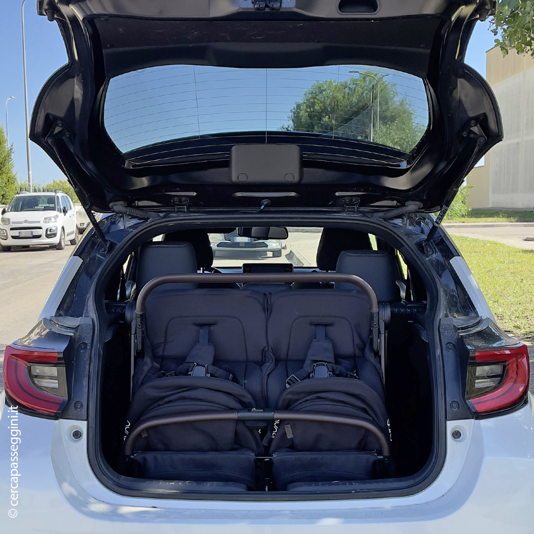 Nuna Trvl Dubl - vista da chiuso nel bagagliaio di una citycar