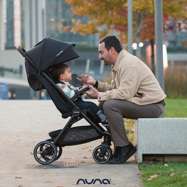 Nuna TRVL lx - vista del passeggino con bimbo a bordo e schienale in posizione eretta