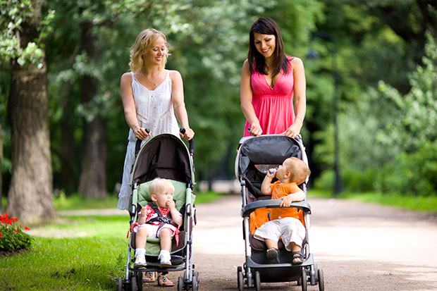 Mamme a spasso con passeggino