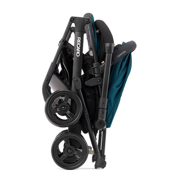 La chiusura compatta del passeggino leggero Easylife Elite 2