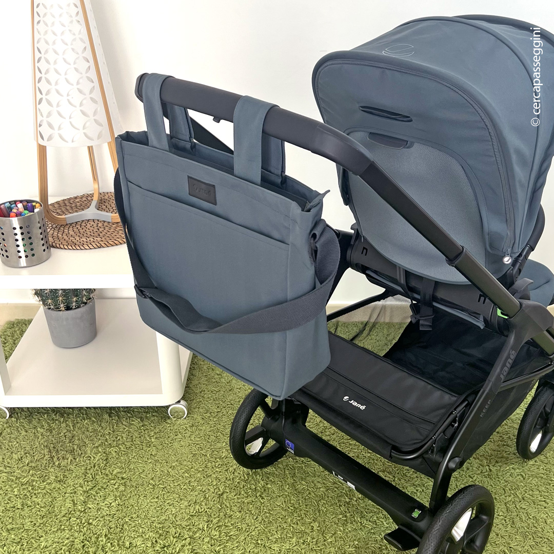 Jane Keep - Vista della borsa cambio coordinata agganciata al maniglione del passeggino