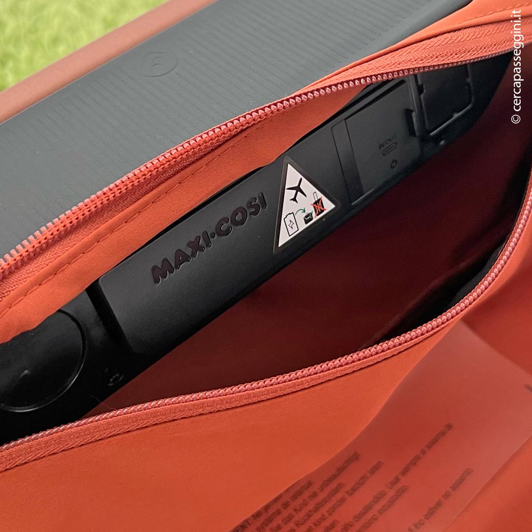 Maxi-Cosi Fame Cabin - Dettaglio della tasca con Powerbank e presa ricarica USB-C