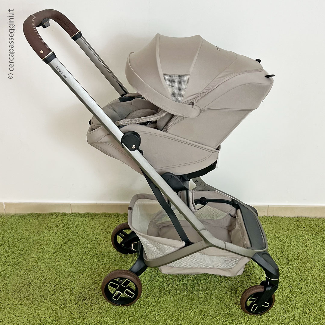 Maxi-Cosi Fame Cabin - Vista laterale del seggiolino auto Coral Slide Pro agganciato sul telaio