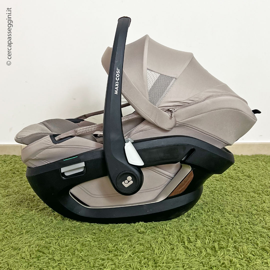 Maxi-Cosi Fame Cabin - Vista laterale del seggiolino auto Coral Slide Pro