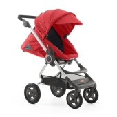 Vista diagonale con seduta fronte strada reclinata - Colore Red - Passeggino Quattro Ruote Stokke Scoot
