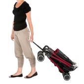 Particolare del trasporto da chiuso, trascinabile come un trolley - colore: Raspberry Red - Passeggino Leggero Bebe Confort Noa