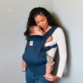 Posizione frontale con bambino fronte genitore - Marsupio Omni Dream Ergobaby