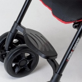 Dettaglio poggiapiedi passeggino colore Cherry - Passeggino Leggero Foppapedretti Tokio