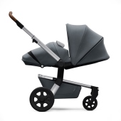 Vista del passeggino con schienale reclinato e sacca neonato Cocoon, accessorio opzionale - Passeggino Quattro Ruote Joolz Hub