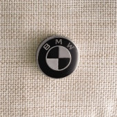 Dettaglio del logo BMW in metallo - Passeggino Leggero Nuna Trvl Lx BMW